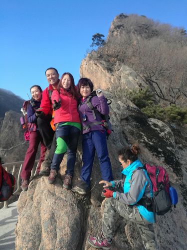 不畏艰难,勇攀黑风口,登山运动给大家带来欢笑也带来了勇气,和谐团结